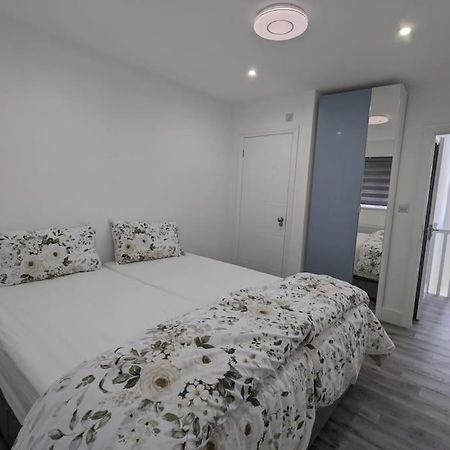 Beautiful 3 Bedroom House In London -Ensuite Bed Room Twickenham Exterior photo